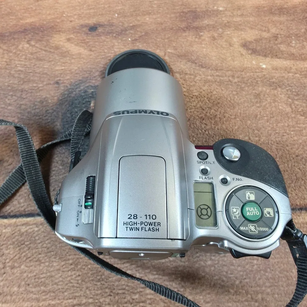 Olympus Film Camera IS-20 DLX Silver Good 35mm SLR 28-110mm Zoom Panorama Outfit